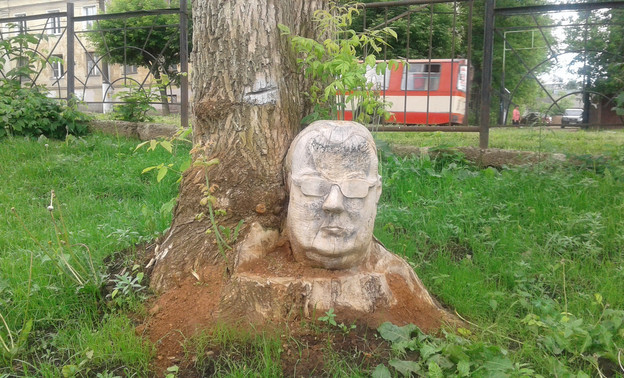 «Посмертная маска зажравшегося чиновника». В кировском сквере появилась огромная голова из дерева