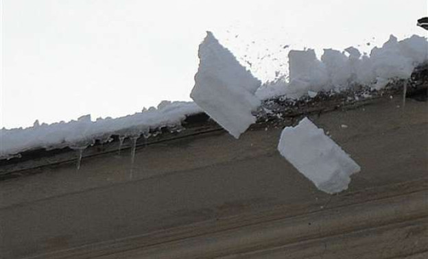 В Нововятске с крыши дома упал снег. Жители едва не остались без тепла