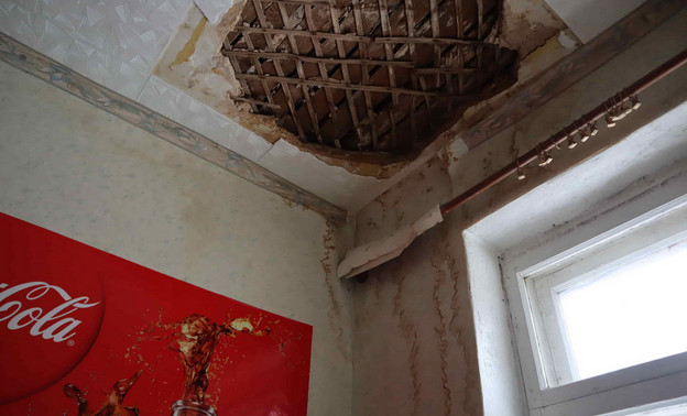 Аварийная проводка и весенние ручьи по стенам: в Кирове более 100 домов остались без управляющей компании
