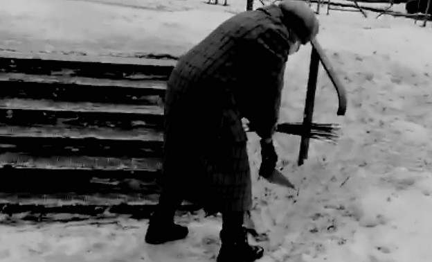 В Кирове сняли на видео, как пенсионерка вместо дорожных служб расчищает тротуар от снега