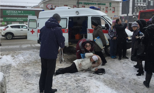 В центре Кирова женщина поскользнулась и сломала ногу (ВИДЕО)