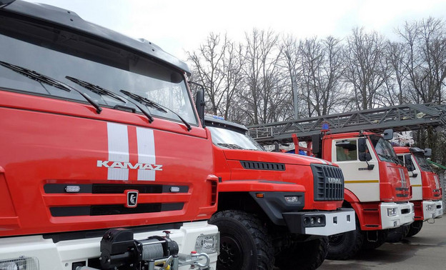 Губернатор Александр Соколов вручил кировским пожарным ключи от новой спецтехники