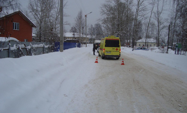 В Кирове под колёсами КамАЗа серьёзно пострадал местный житель