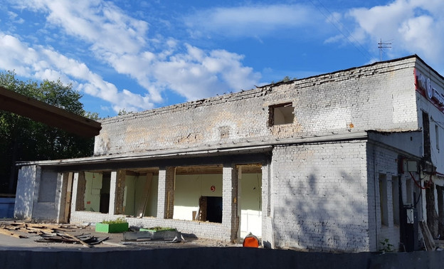 В Кирове сносят здание бывшего кинотеатра «Восток»