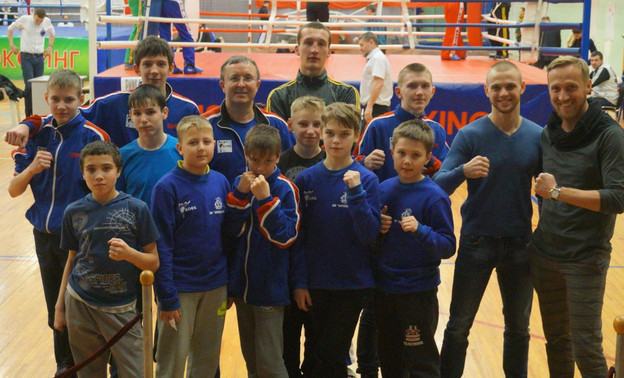 Кировские кикбоксёры удостоились пяти наград на окружных соревнованиях