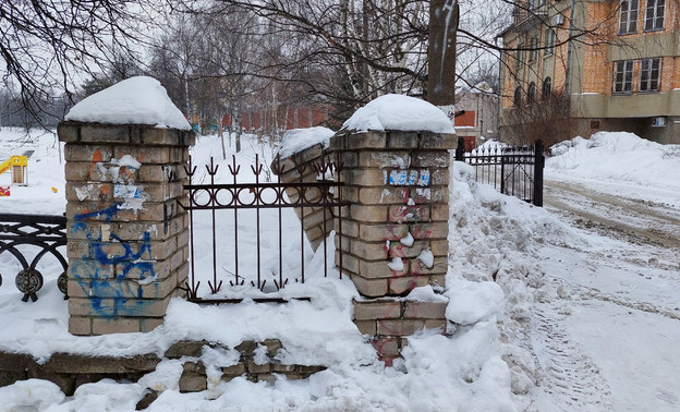 При уборке снега в Кирове повредили ограждение одного из парков