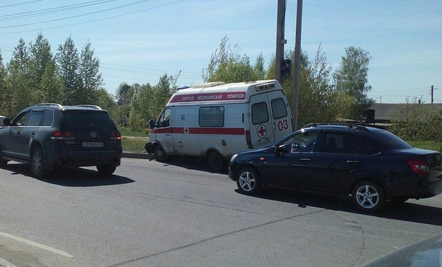В Кирове иномарка столкнулась со «скорой»: пострадала беременная девушка