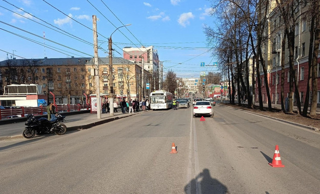 В Кирове на Московской столкнулись мотоцикл и легковушка