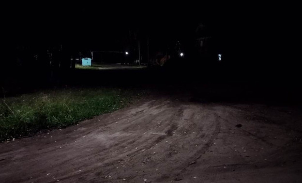 «Не видно даже луж»: в Каринторфе больше двух недель не работает уличное освещение
