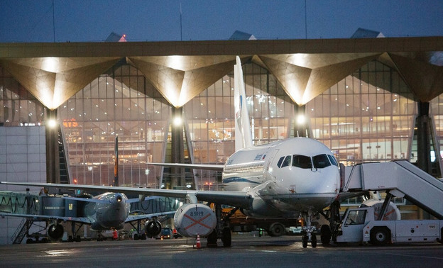 Аэропорт в Санкт-Петербурге закрыли из-за неопознанного летающего объекта