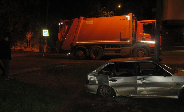 Ночью на Казанской «ВАЗ» врезался в грузовик: есть пострадавшие