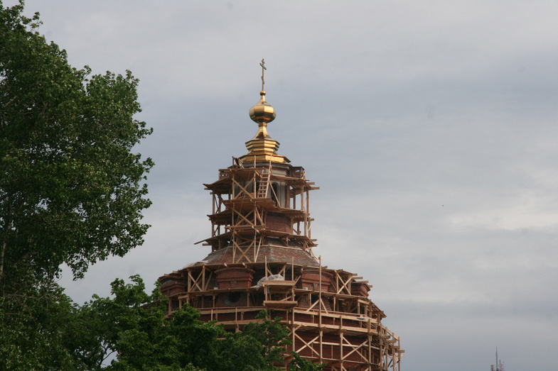 Фото дня: на Спасский собор водрузили купол