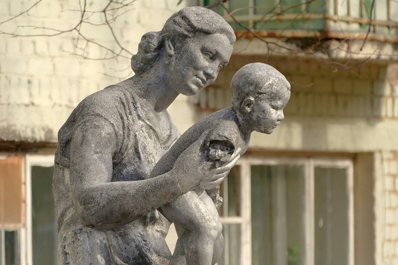 Заброшенную скульптуру «Мать и дитя» могут облагородить и поставить у Северной больницы