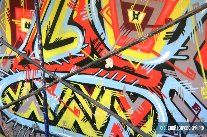 В историческом центре Кирова закрасят знаменитый «дворик с граффити» (фото)