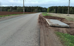 В Кирове на выезде из деревни Сватково в качестве остановки установили бетонную плиту