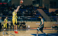 Баскетбольный клуб "Киров" одержал эпичную победу над лидером своего дивизиона.