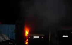 В Юрье сгорел гараж с «КАМАЗом» и «Волгой»