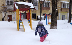 Обязан ли дворник чистить от снега детскую площадку во дворе?