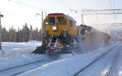 Кировские железнодорожники продолжают борьбу со снегом