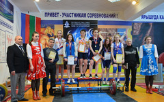 Кировские спортсменки привезли несколько наград с окружного первенства по тяжелой атлетике