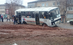 В Кирове пассажирский автобус застрял в грязи