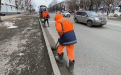 В Кирове дорожники начали убирать уличный смёт