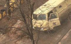 В Кирове автомобили один за другим проваливаются под землю