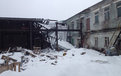 На одном из корпусов бывшего завода «Лесмаш» обрушилась крыша (фото)