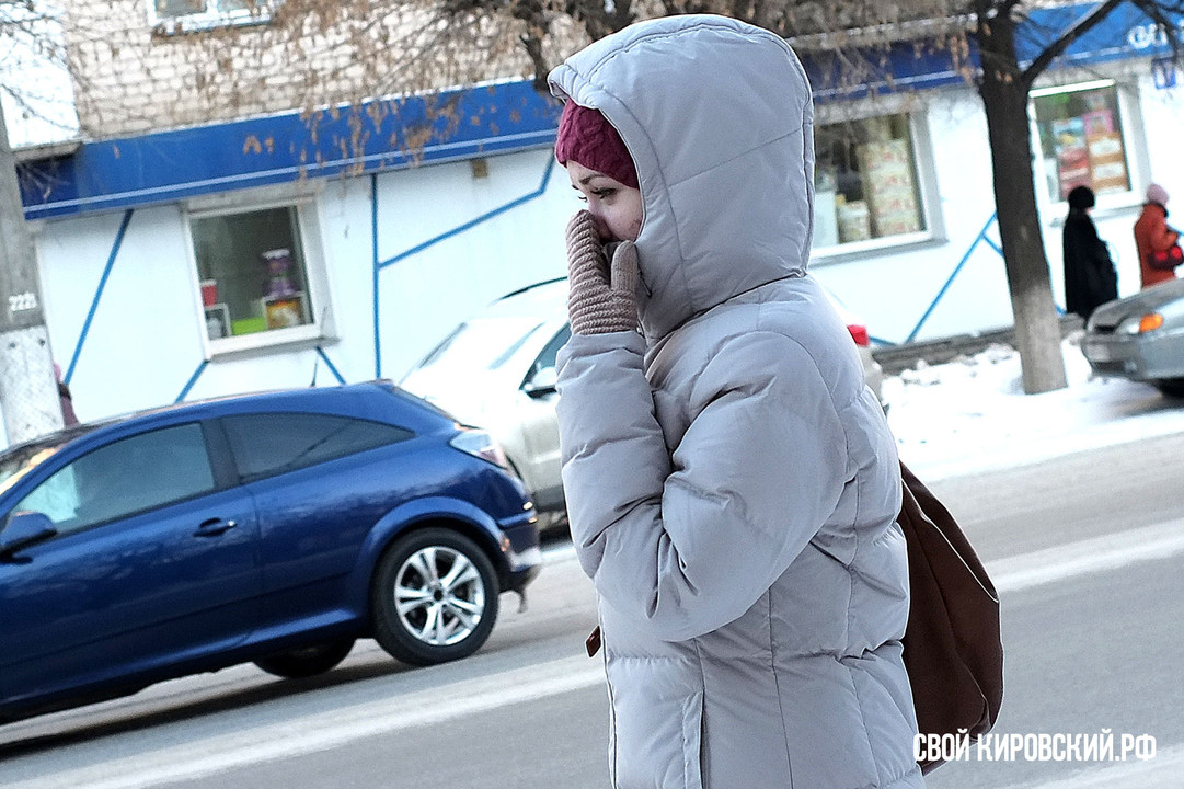 Сегодня на улице сильный мороз. Мороз на улице. Сухой холод на улице. Сейчас на улице Мороз. Люди обсуждают Мороз на улице.