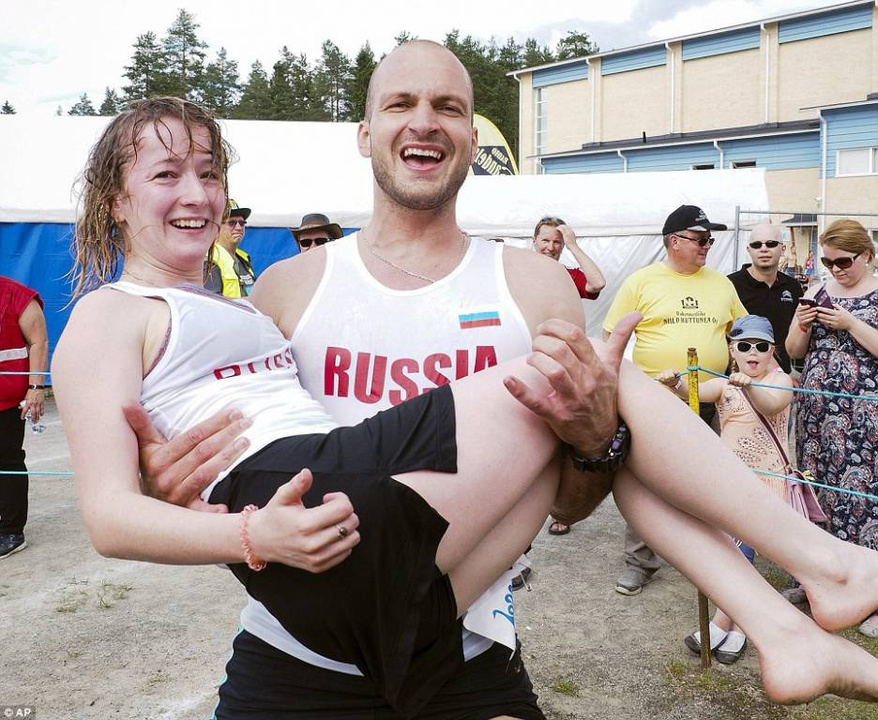 Россияне победили на Чемпионате Мира по ношению жён