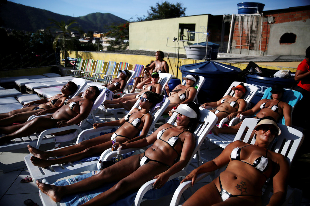 Бикини из изоленты набирают популярность в Бразилии