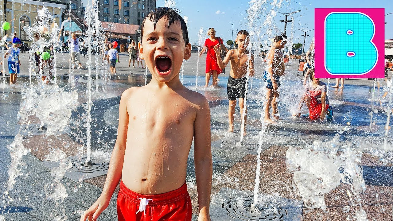 Купание подростков. Мальчик жара. Мальчики купаются в фонтане. Мальчик в фонтане. Купаться в фонтане.