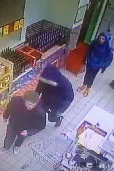 В Кирове разыскивают подозреваемых в краже выпивки из магазина (ВИДЕО)