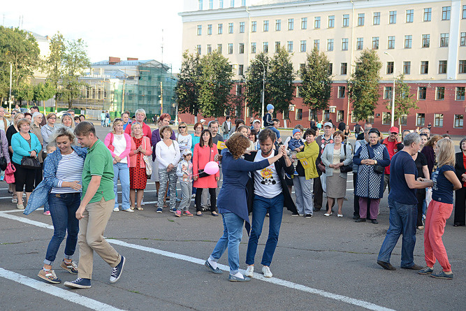 Кировчане на Театральной площади окунулись в романтику советской эпохи