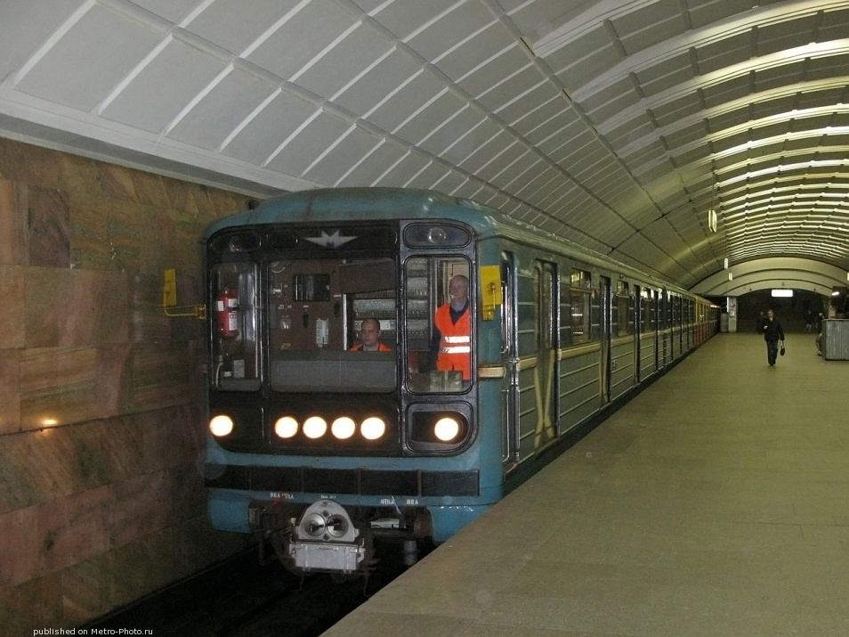 Р метров. 81-717 Дефектоскоп. 81-717 Калининская линия. Дефектоскоп Московское метро. Поезд дефектоскоп метро.