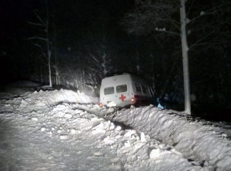 В Кировской области инспектор ДПС спас пассажиров и водителя «скорой»