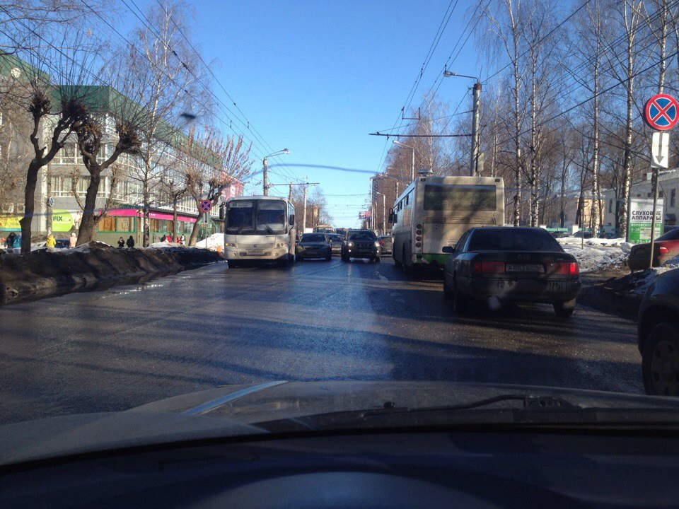 Прямо сейчас в Кирове из-за аварии затруднено движение по улице Воровского (ФОТО)