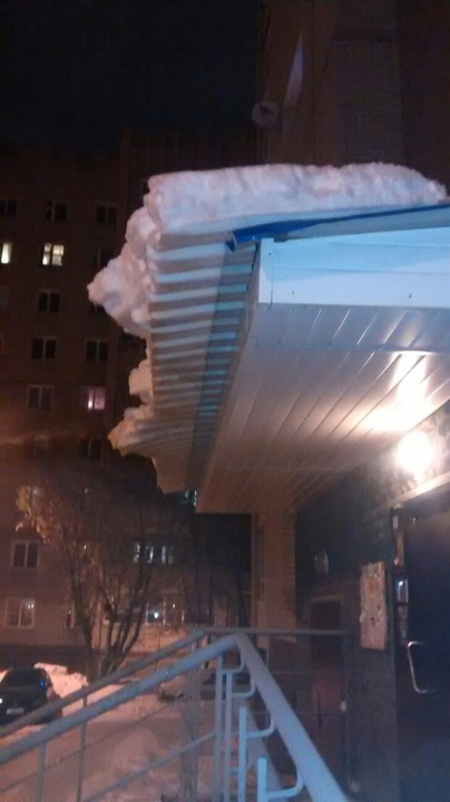 В центре Кирова на подъезд жилого дома рухнула глыба снега (ФОТО)