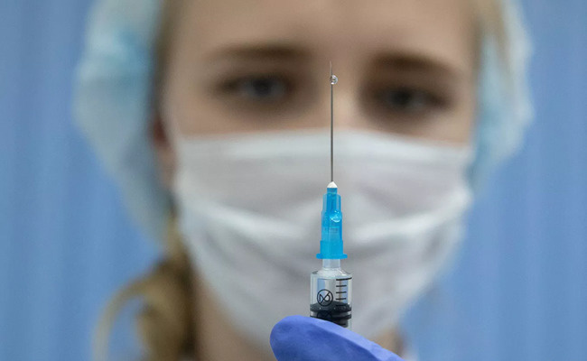 В России зарегистрировали третью вакцину от коронавируса