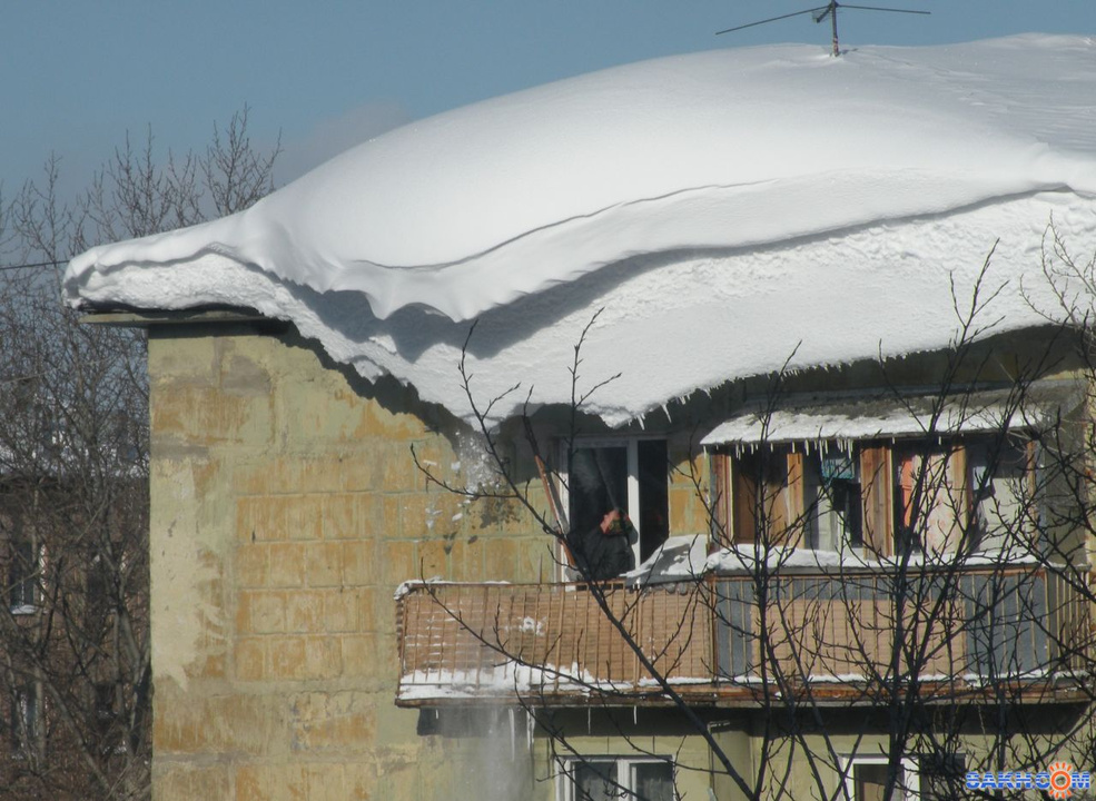 Самоволная установка крышы на балконе , падают сосульки.