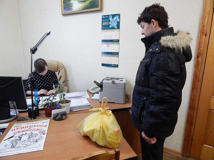 Житель Кировской области подарил чиновнику пакет с мусором (ФОТО+ВИДЕО)