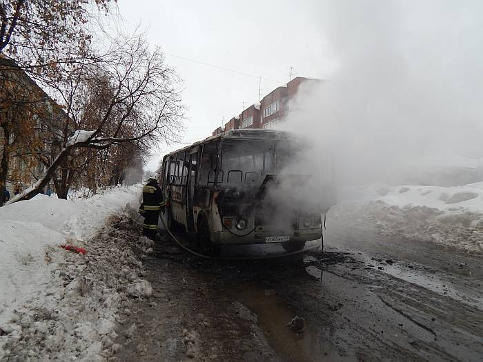 В Кировской области во время движения загорелся пассажирский автобус (ФОТО+ВИДЕО)