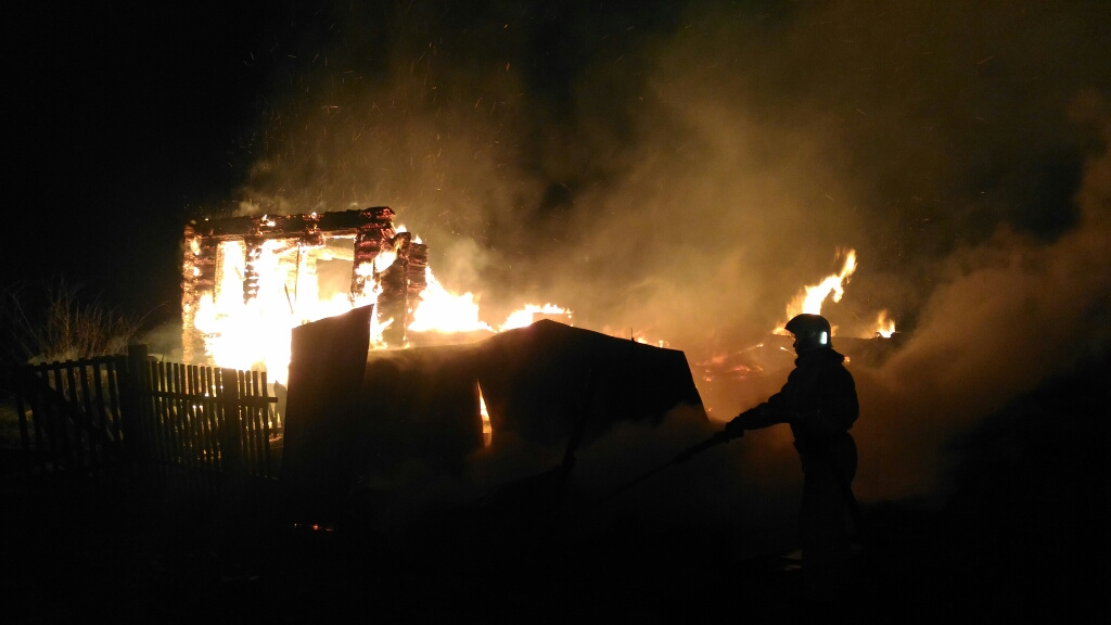В Котельничском районе дотла сгорел дом, баня и гараж (фото)