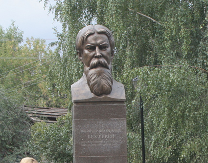 Памятник с сердцем Санчурск Цоколь резной из габбро-диабаза Каменногорск