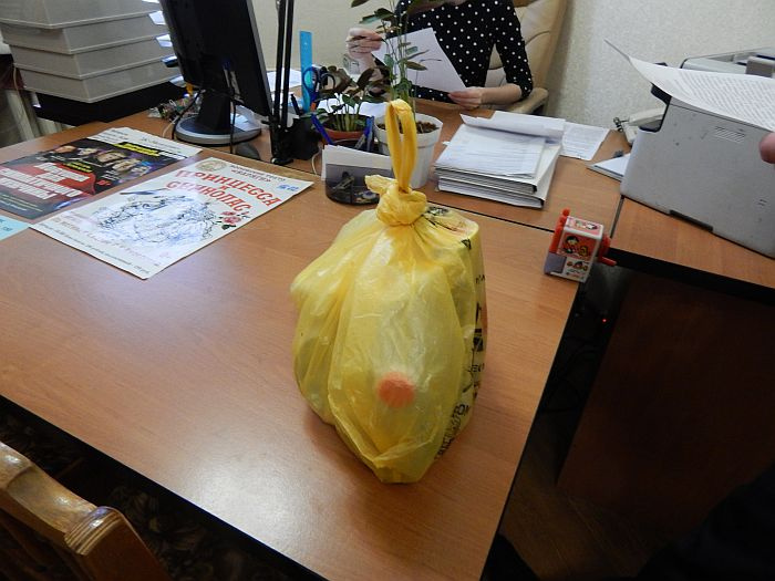 Житель Кировской области подарил чиновнику пакет с мусором (ФОТО+ВИДЕО)