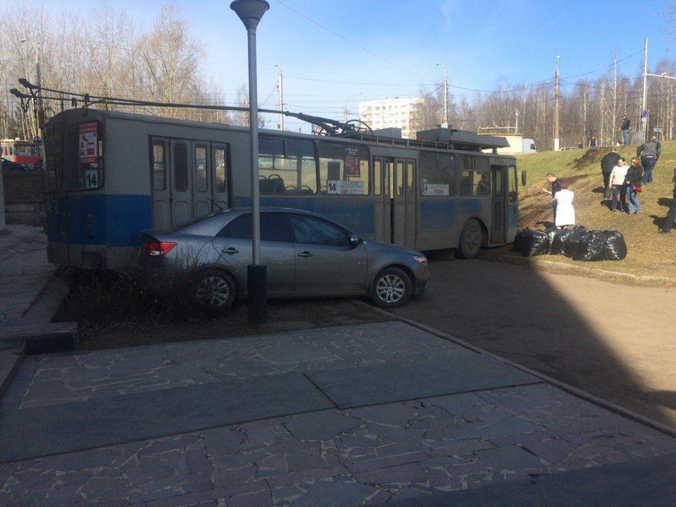В Кирове троллейбус скатился на парковку у Дома печати