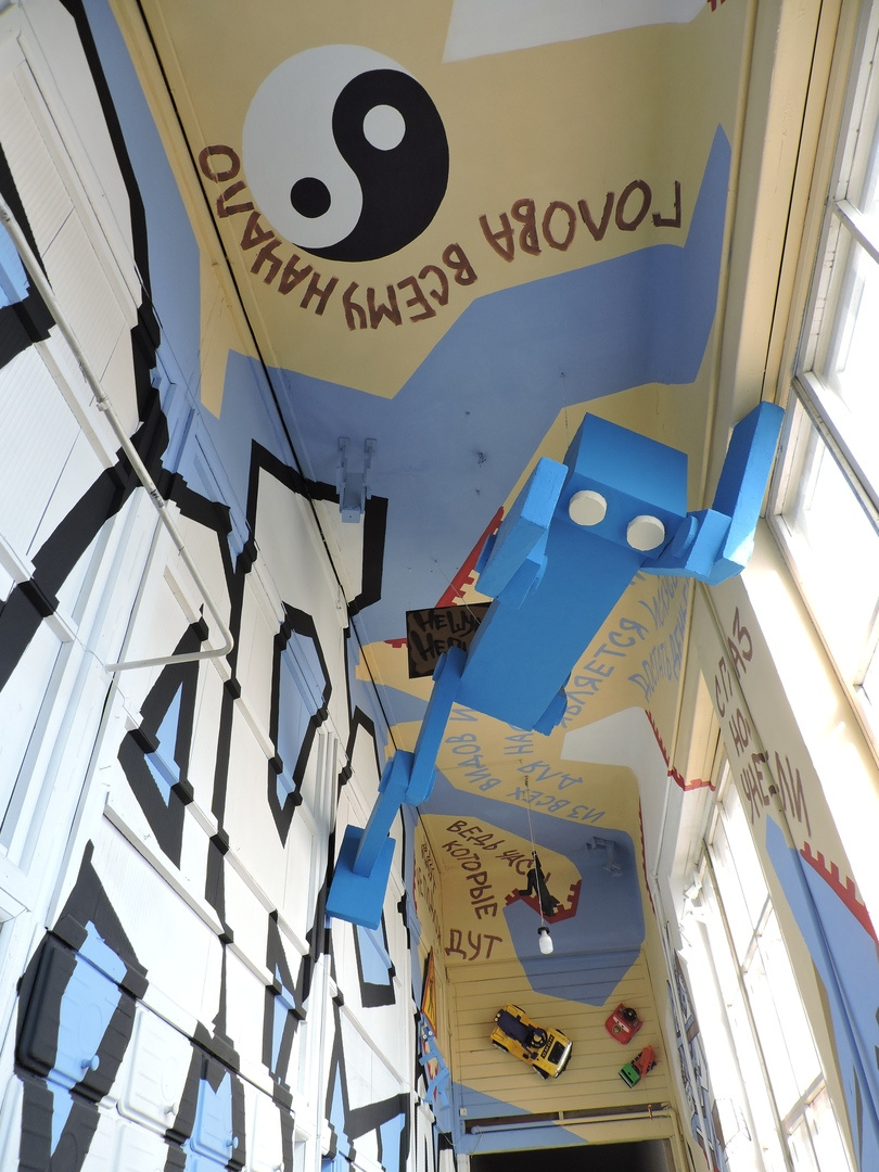 В кировском арт-пространстве открыли новый холл с граффити и игрушками