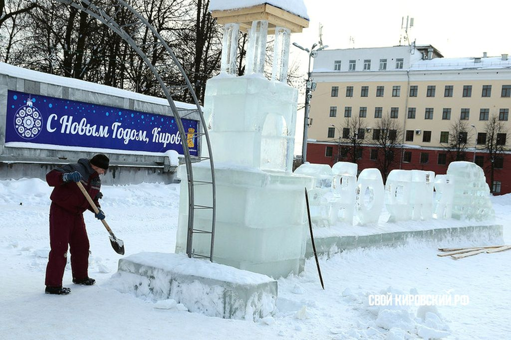На Театральной площади ликвидируют ледовый городок. ФОТО