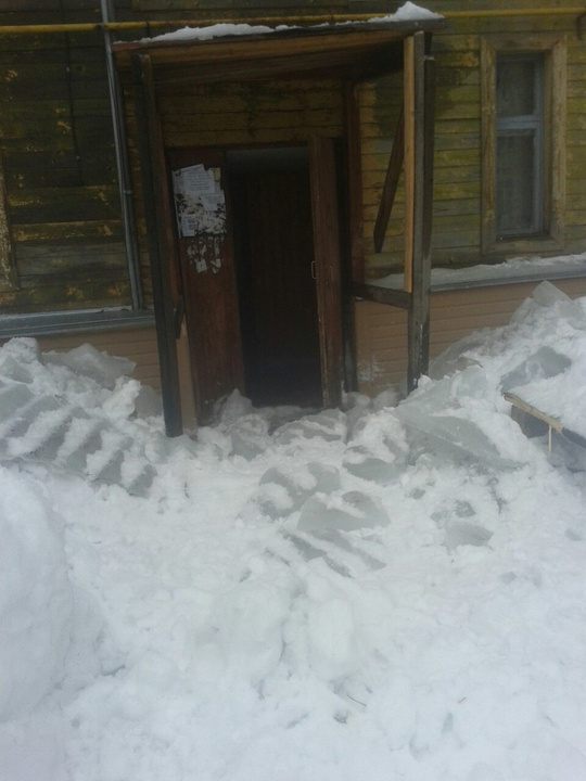 В центре Кирова с крыши вместе со снегом упало металлическое ограждение (ФОТО)