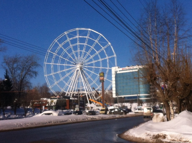 В парке имени Кирова установили конструкцию нового колеса обозрения